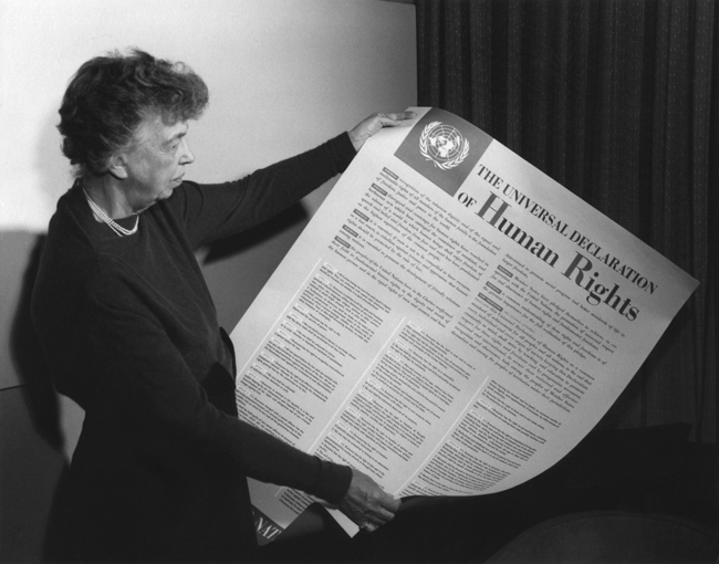 Eleanor Roosevelt sostiene un ejemplar de la Declaración Universal de los Derechos Humanos