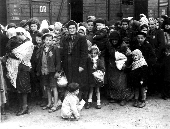 Judíos húngaros en su llegada a Auschwitz en 1944. De Bundesarchiv.