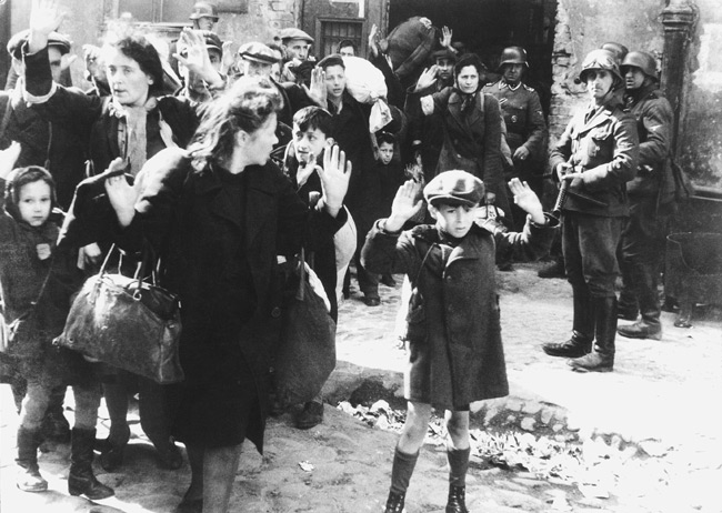 Judíos polacos capturados por alemanes durante el Levantamiento del gueto de Varsovia, mayo de 1943