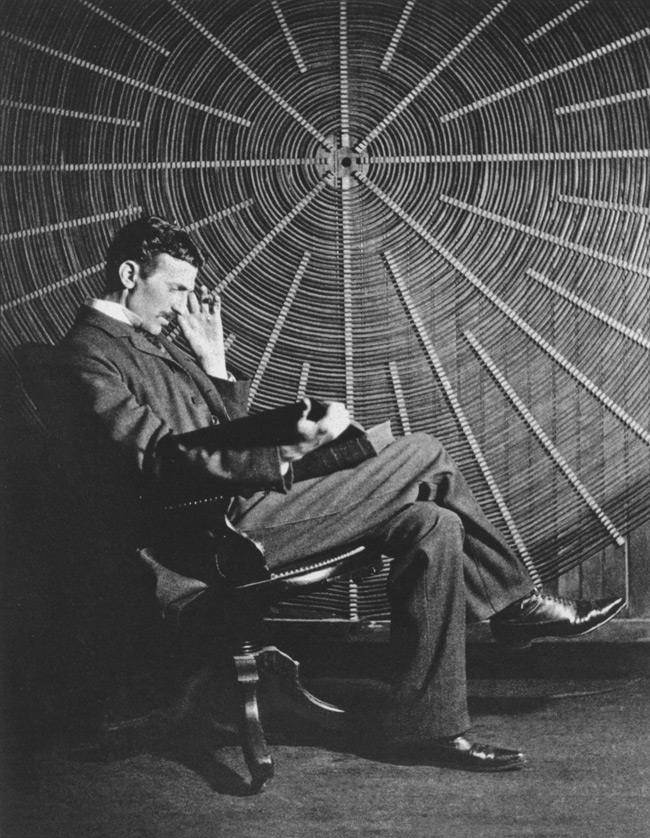 Nikola Tesla frente a la espiral de la bobina de su transformador de alto voltaje en East Houston Street, Nueva York.