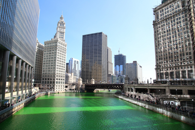 Río Chicago teñido de verde durante el Día de San Patricio