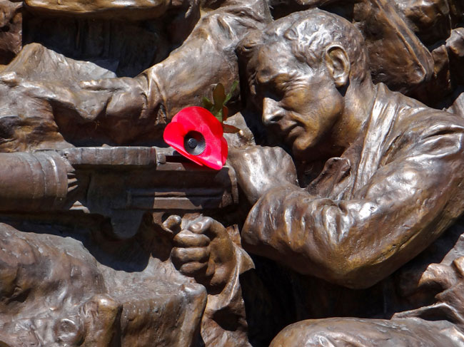 Día De La Conmemoración De La Guerra Mundial. La Amapola Roja Es Símbolo De  Recuerdo De Los Caídos En La Guerra. Amapolas De Papel Rojo Sobre Fondo De  Piedra Oscura Fotos, retratos